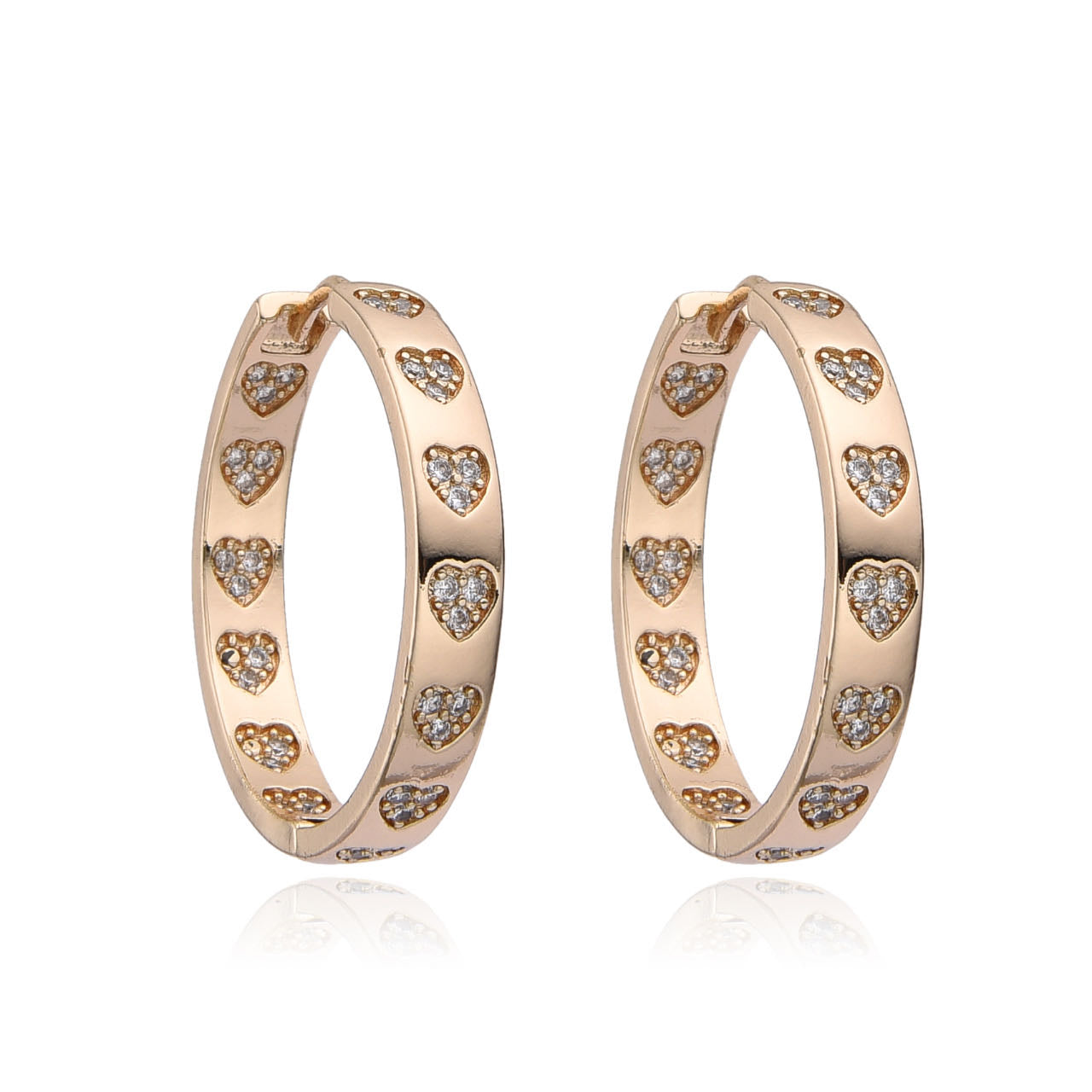 Argollas doradas texturizadas con corazones de zirconias