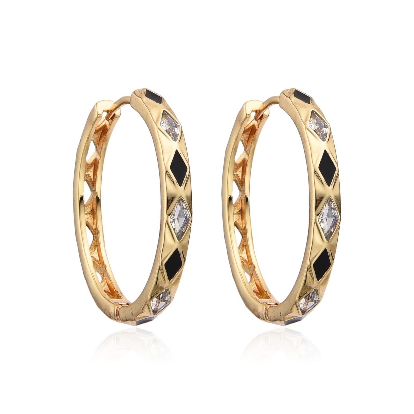 Argollas doradas con detalles negro y brillantes