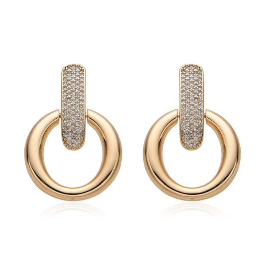 Elegantes y modernos Aretes con anillo y barra brillante de zirconias