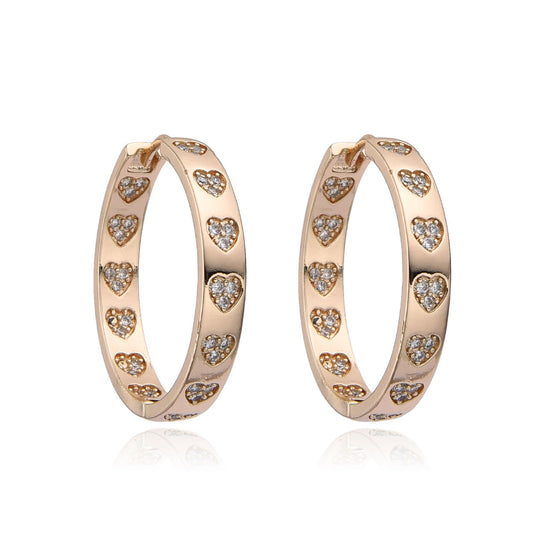 Argollas doradas texturizadas con corazones de zirconias