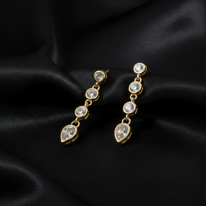 Aretes cascada sobre satén negro