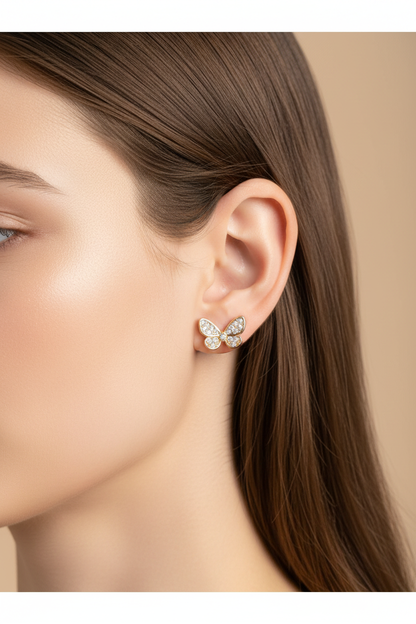 Modelo usando aretes mariposa pequeñitos con circonias